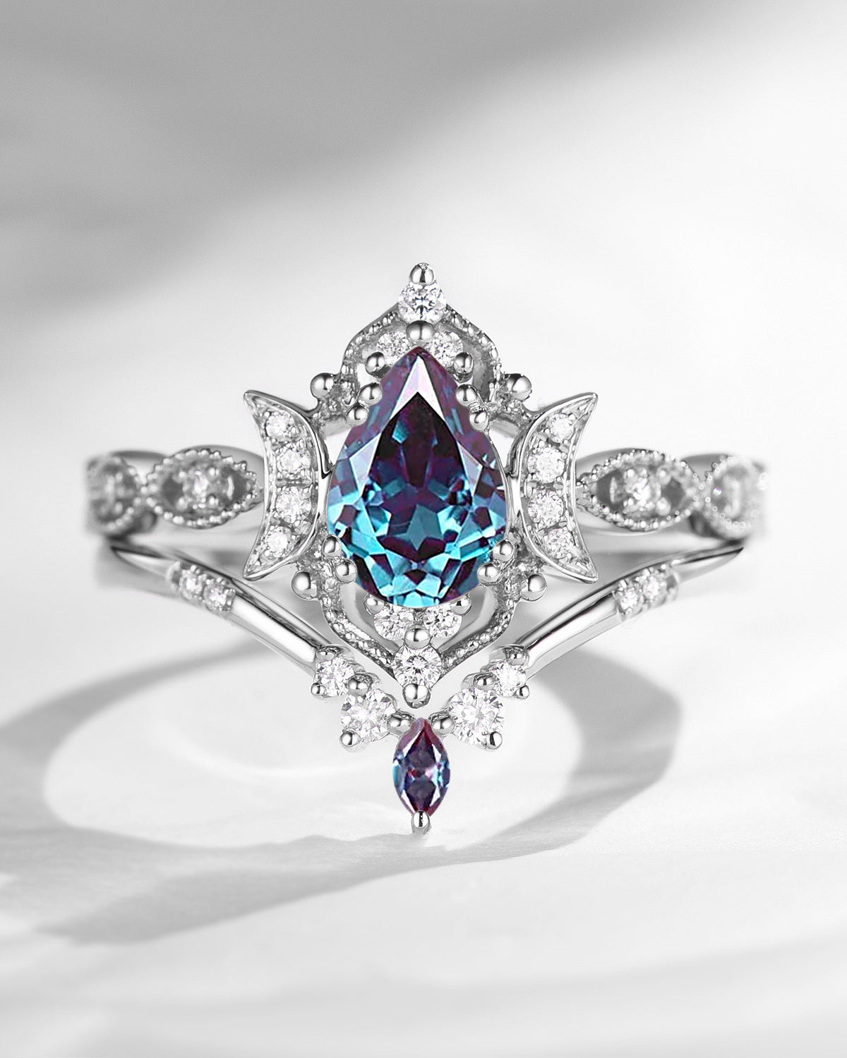 Crescent moon | Blue moonlight 18K Unique Alexandrite Engagement Ring Set 2PCS-Luna