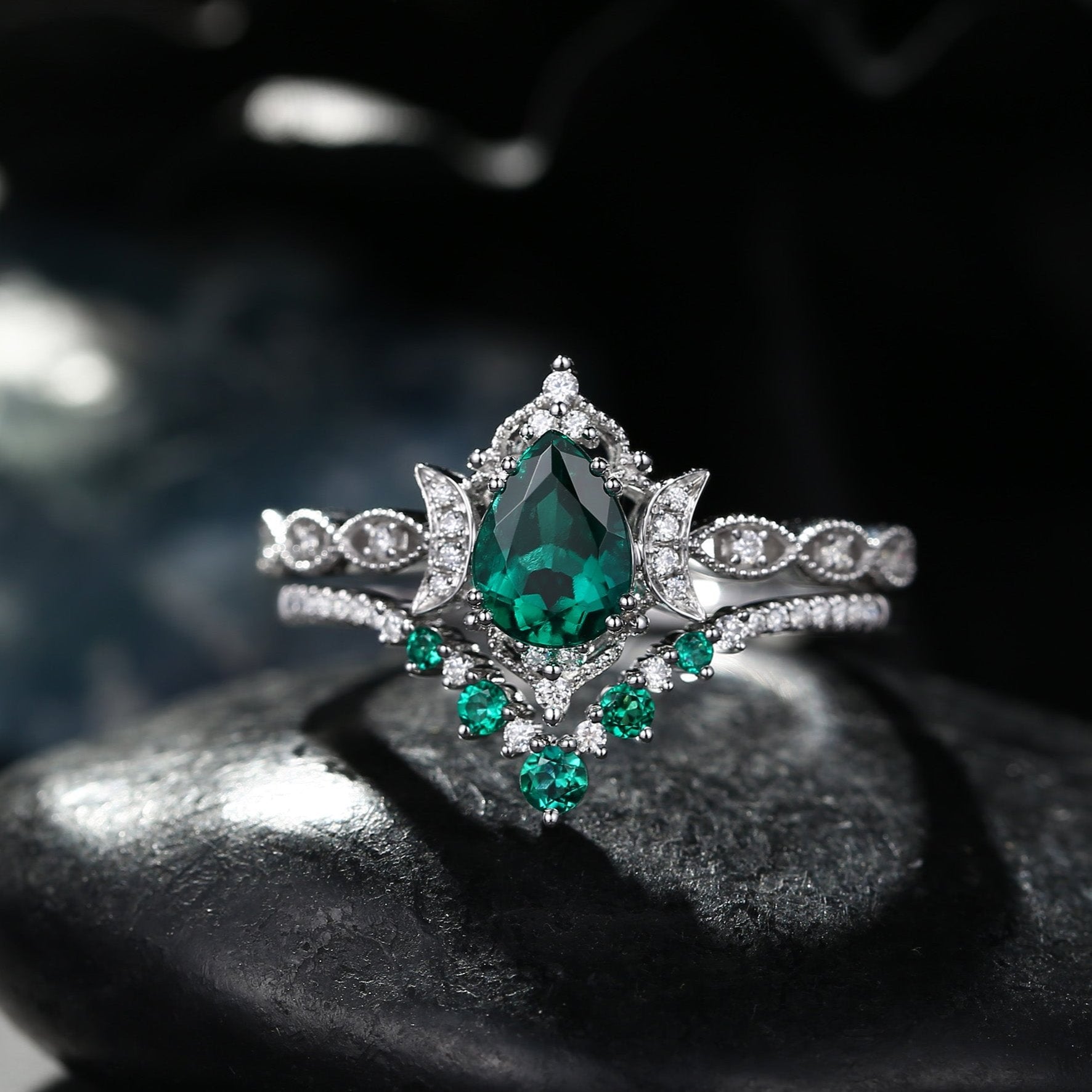 Crescent Moon | Pear Cut Lab Emerald Engagement Ring Set 2PCS 18K